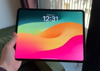 iPad s otevřenými okny v multitaskingu iPadOS