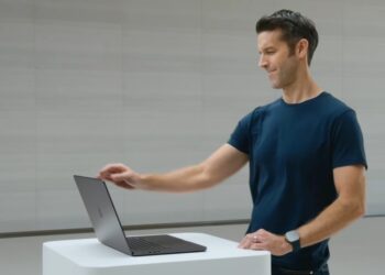 Tim Cook a Apple logo s růstem akcií