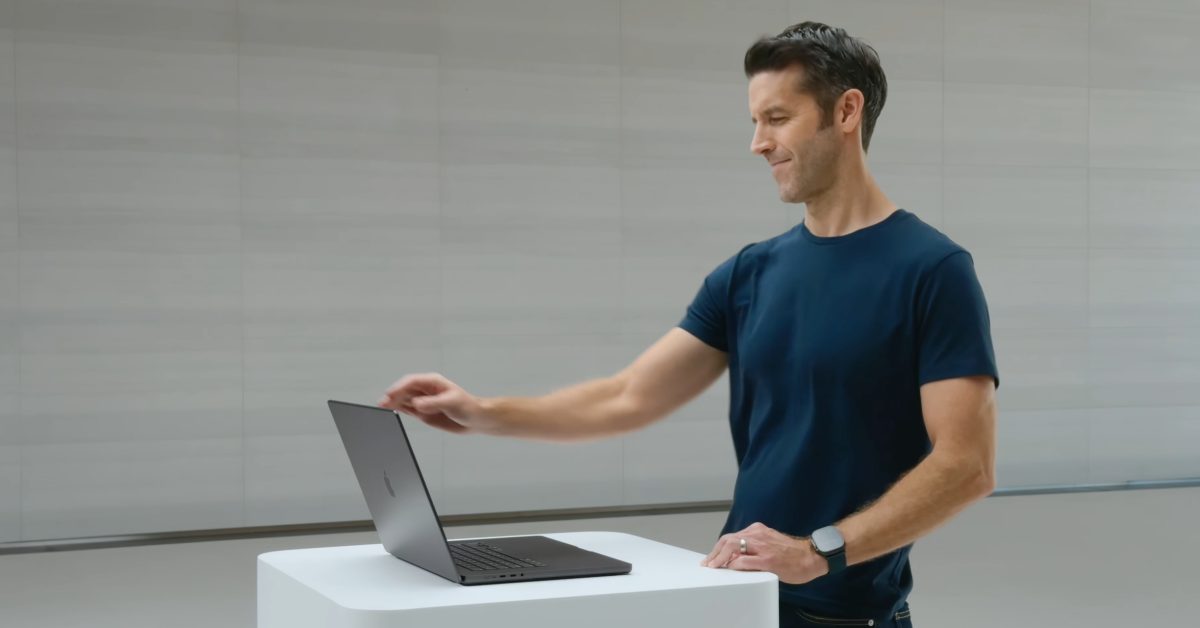 Tim Cook a Apple logo s růstem akcií