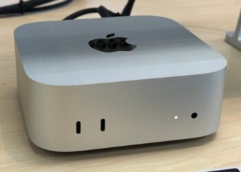 Mac mini s čipem M6 na pracovním stole