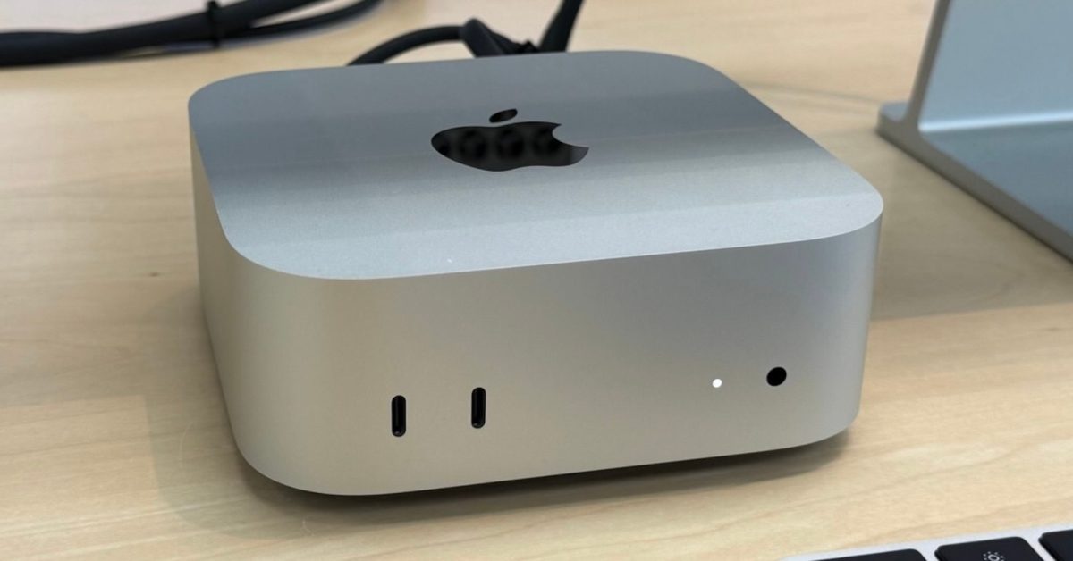 Mac mini s čipem M6 na pracovním stole