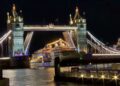 iPhone 18 Pro natáčí noční video Tower Bridge s výletní lodí