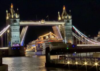 iPhone 18 Pro natáčí noční video Tower Bridge s výletní lodí