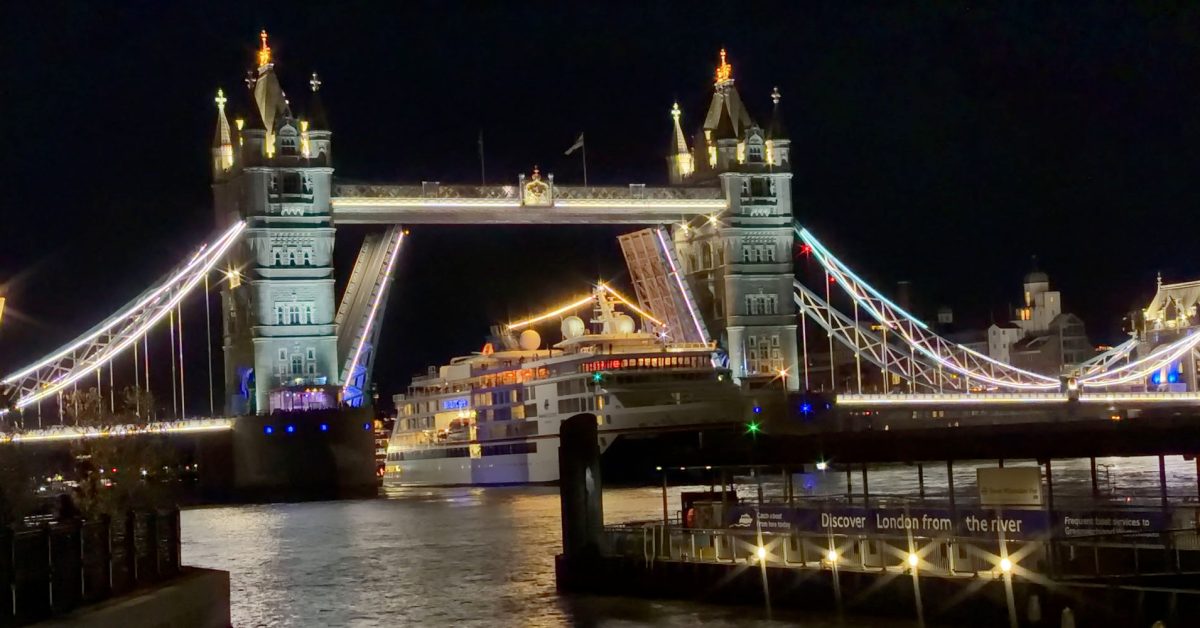 iPhone 18 Pro natáčí noční video Tower Bridge s výletní lodí