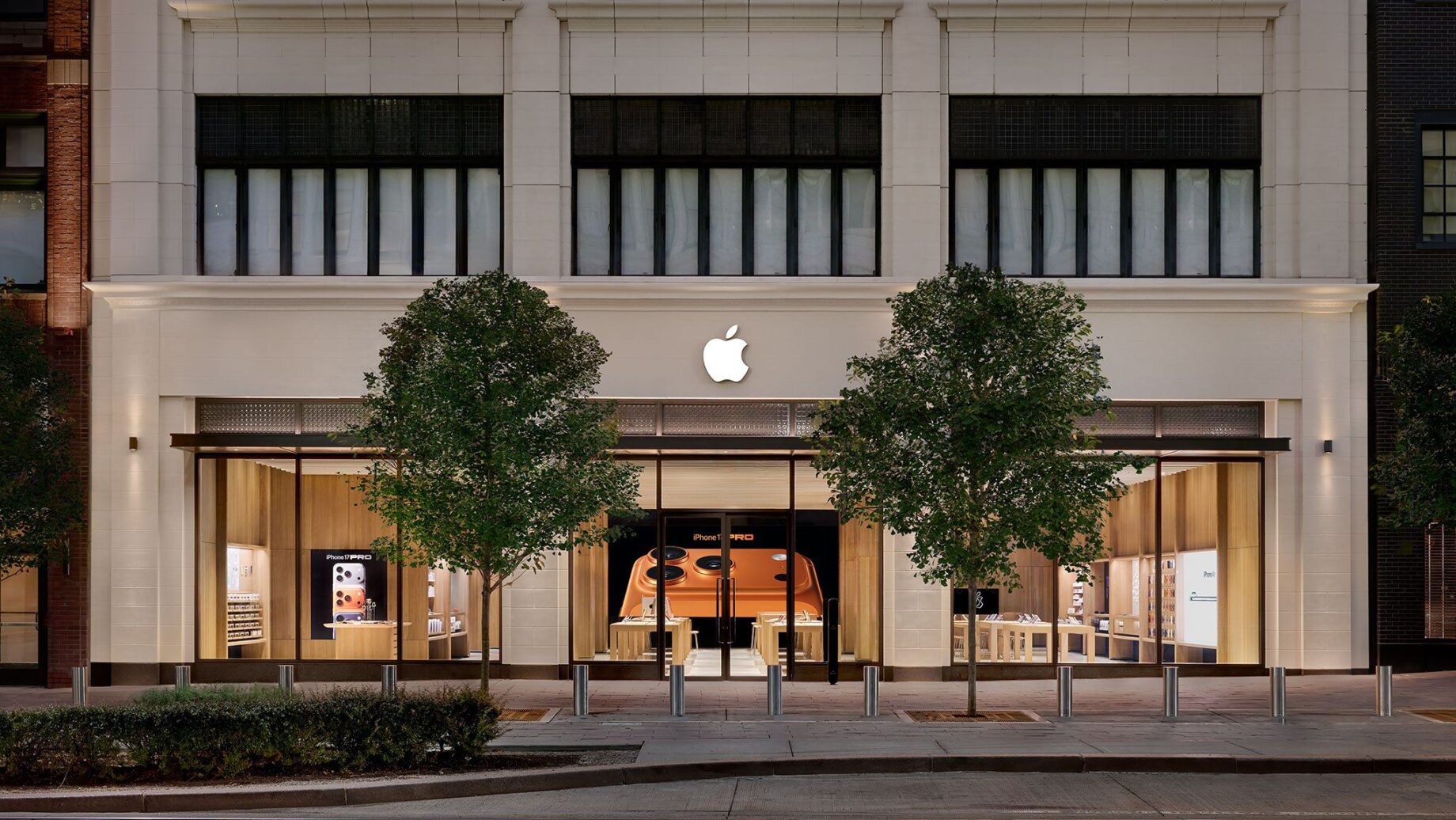 Zapečetěné boxy v Apple Store před říjnovými novinkami