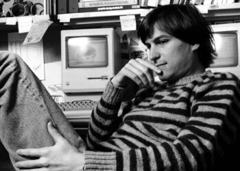 Steve Jobs na černobílém vzpomínkovém snímku Applu