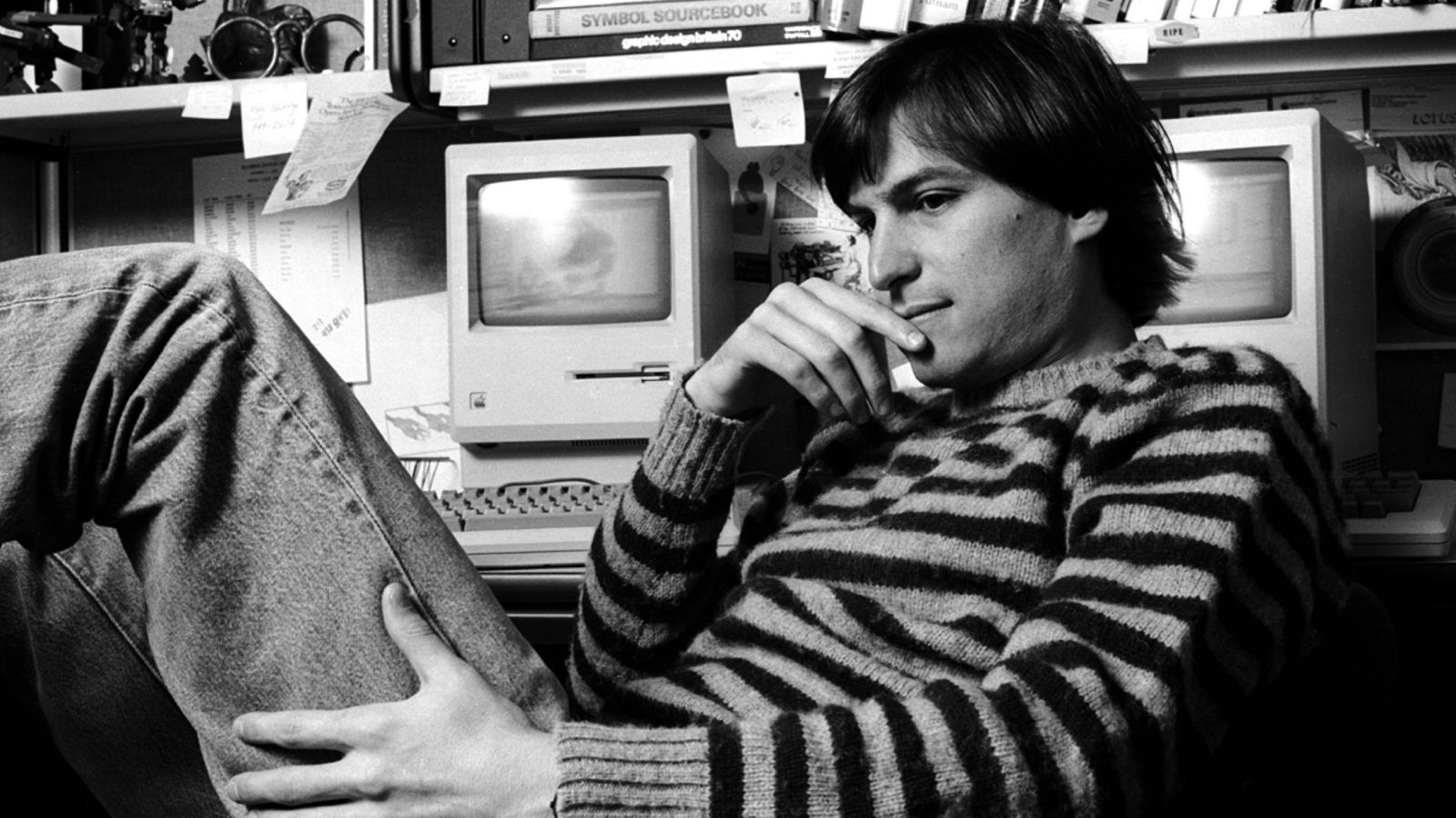 Steve Jobs na černobílém vzpomínkovém snímku Applu