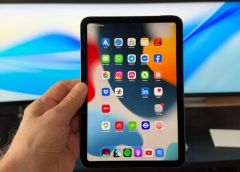 iPad mini vedle iPhonu jako náhled na údajný iPhone Duo