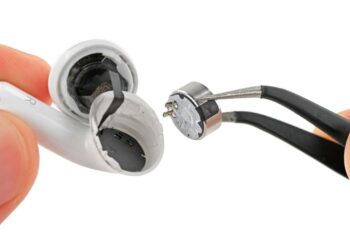 Rozebraná sluchátka AirPods 5 s viditelnou baterií a vnitřními součástkami