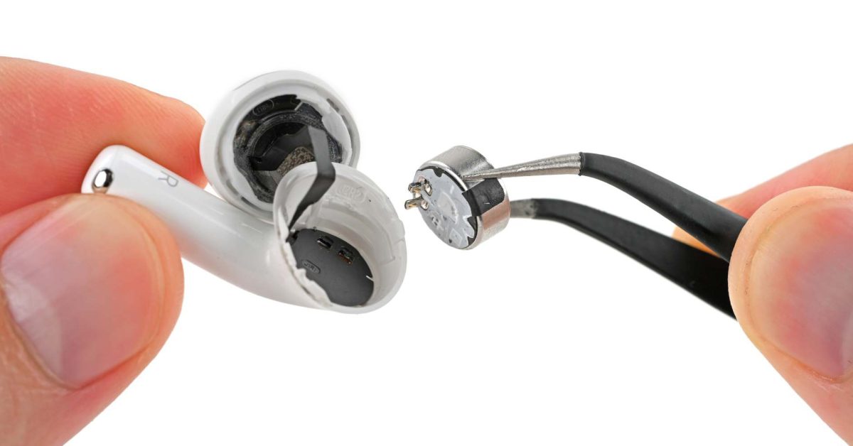 Rozebraná sluchátka AirPods 5 s viditelnou baterií a vnitřními součástkami