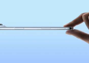 Koncept tenkého iPhonu Air 2 vedle otevřeného iPhonu Duo
