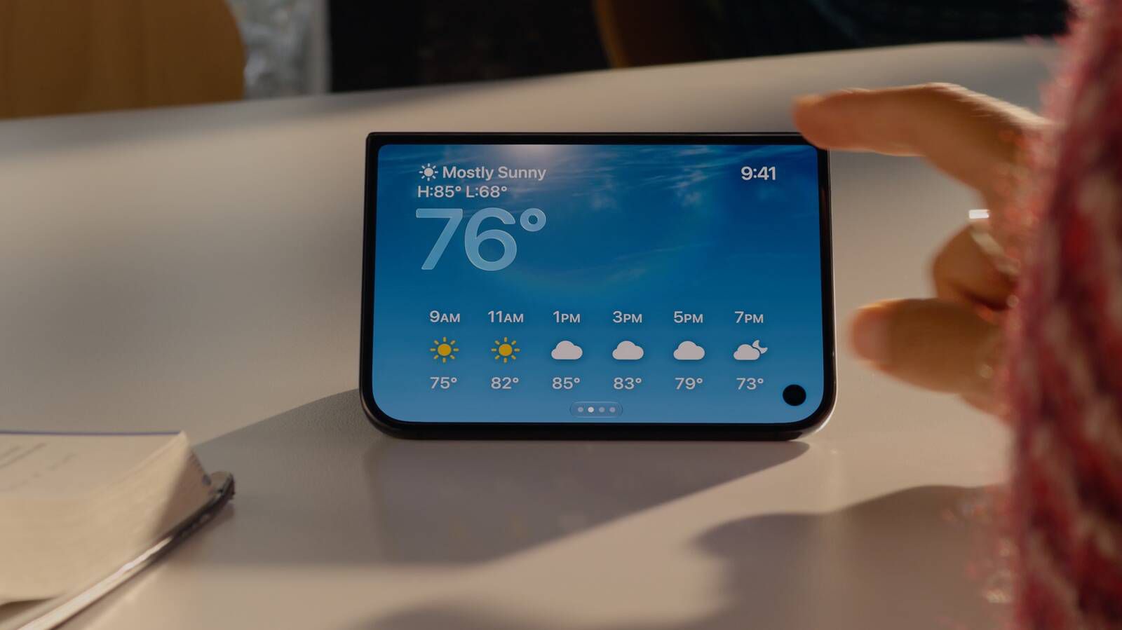iPhone Duo v režimu StandBy s náhledem domácích kamer