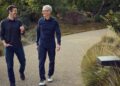 Tim Cook při návštěvě londýnského sídla Applu v Battersea