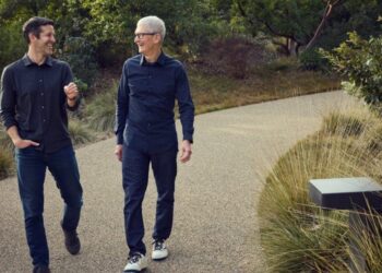 Tim Cook při návštěvě londýnského sídla Applu v Battersea