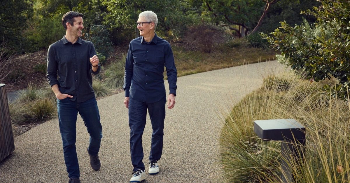Tim Cook při návštěvě londýnského sídla Applu v Battersea