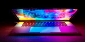 MacBook s externím HDR monitorem a nastavením škálovaného rozlišení