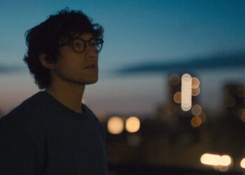Ayo Edebiri a Will Sharpe v seriálu Prodigies pro Apple TV